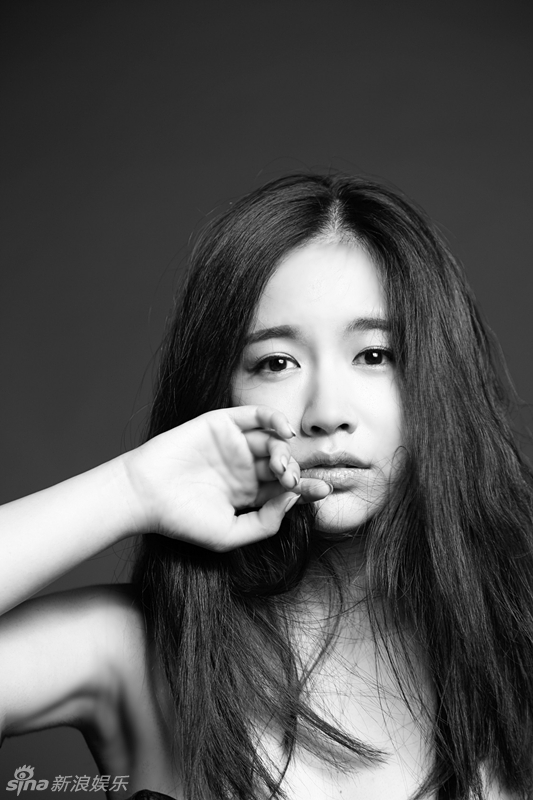 组图:李明珠黑白写真曝光 优雅甜美显性感(组图)