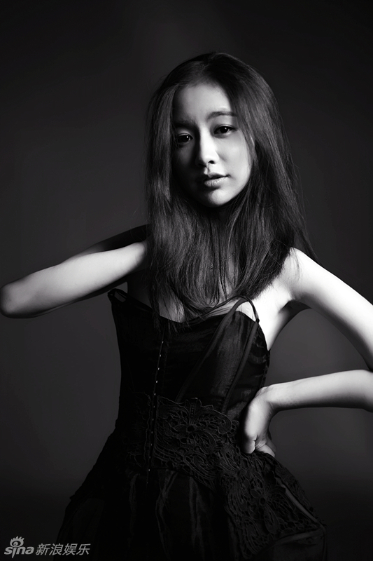 组图:李明珠黑白写真曝光 优雅甜美显性感(组图)