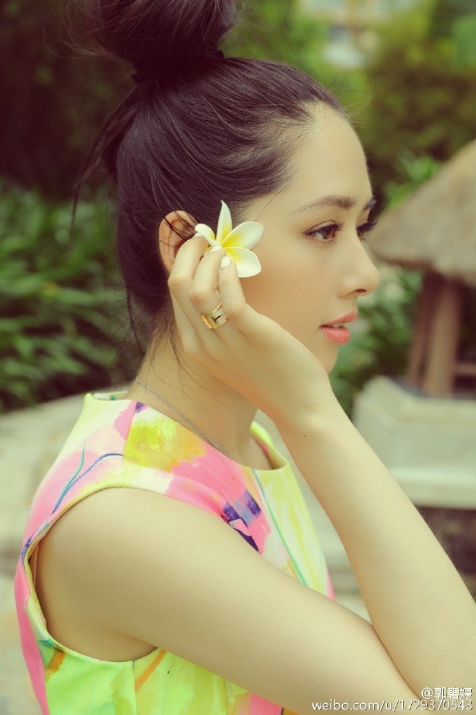 郭碧婷丸子头带花 海边照美呆网友