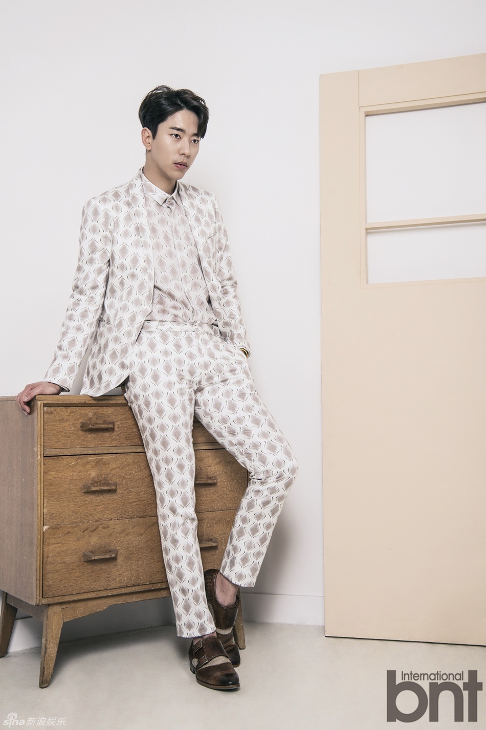 组图:韩星尹贤旻拍写真 时尚潮男绅士范儿_高清图集_新浪网