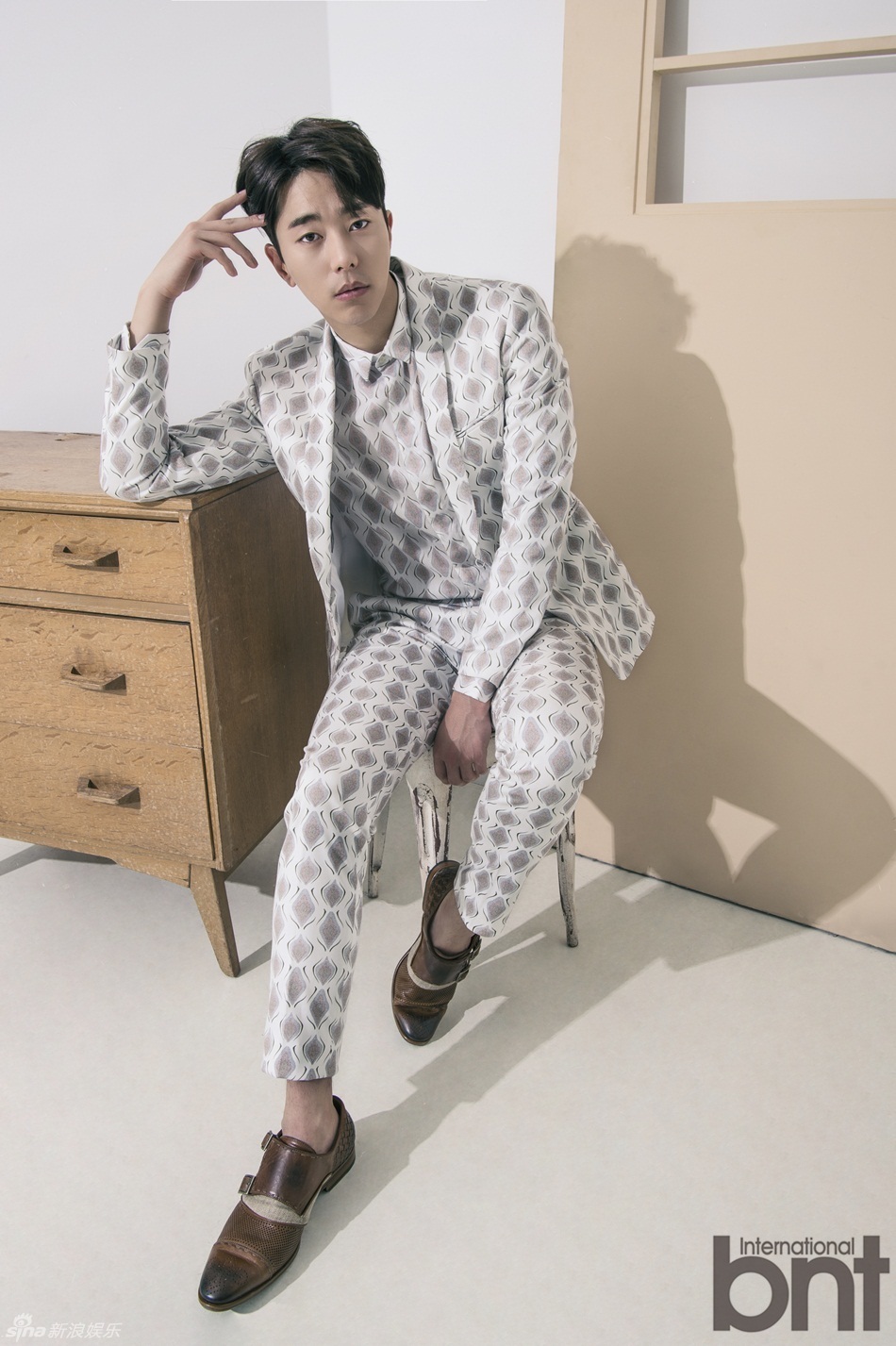 组图:韩星尹贤旻拍写真 时尚潮男绅士范儿_高清图集_新浪网