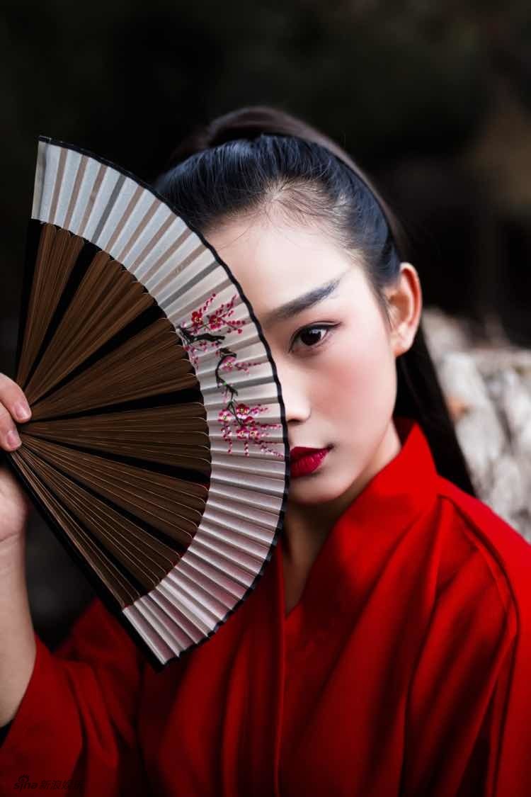 致敬东方不败的照片引起了网友的注意,照片中的女生一席红衣,剑眉星目