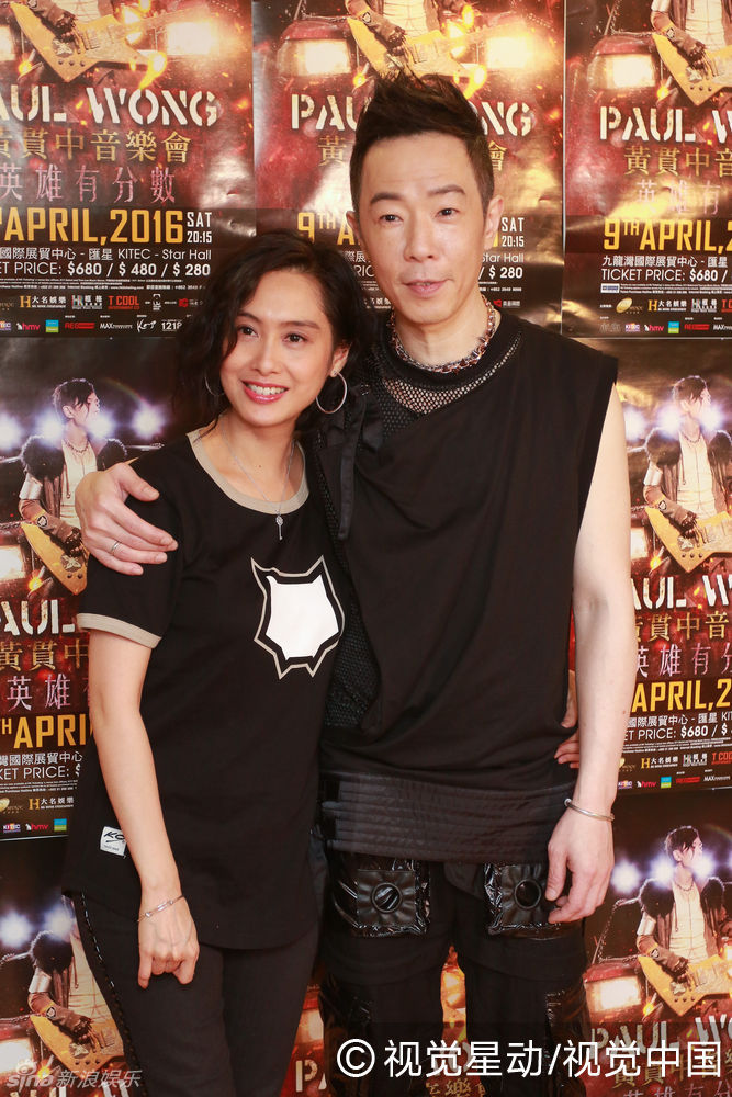 黄贯中今晚举行演唱会,老婆朱茵带著女儿黄莺现身支持.