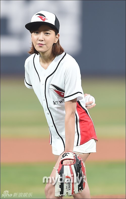 新浪娱乐讯 4月8日晚,韩国女艺人崔尹素亮相京畿道某棒球场,为在这里