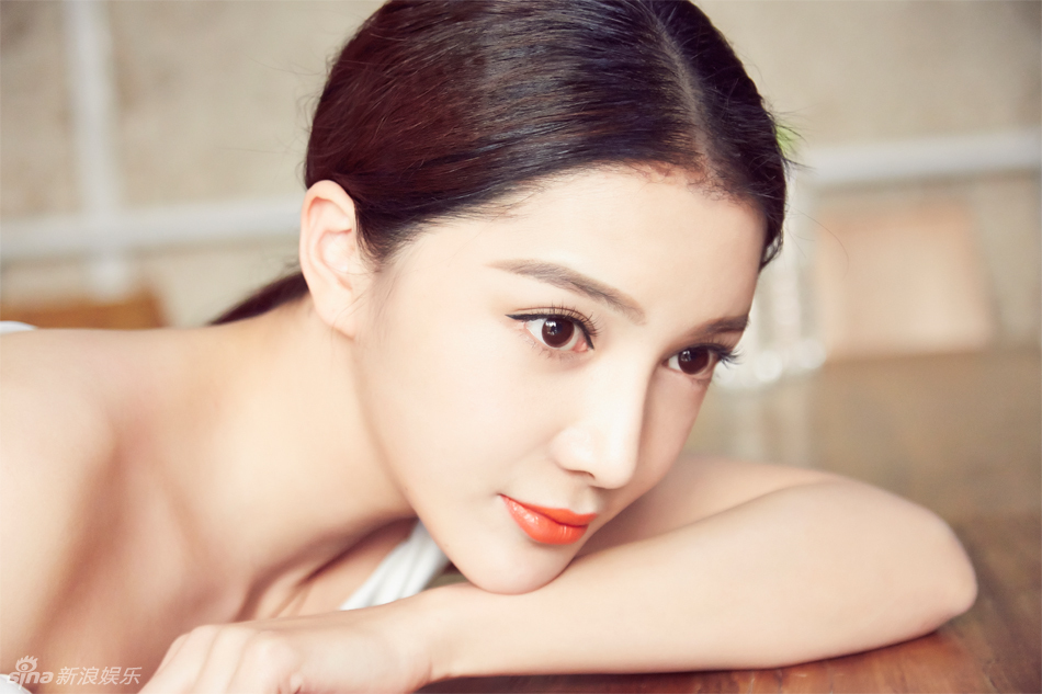 组图:任娇爆氧气写真 秀香肩展现甜美清纯_高清图集_新浪网