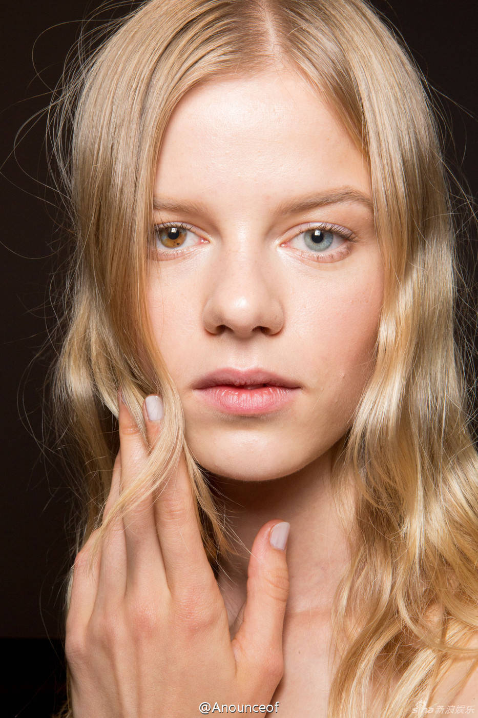 左眼天空右眼大地!超模拥有罕见异色瞳