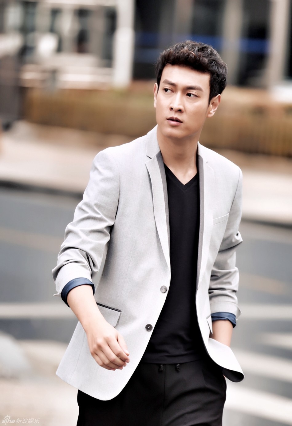 组图:李超发时尚休闲春日街拍 展都市精英范儿_高清图集_新浪网