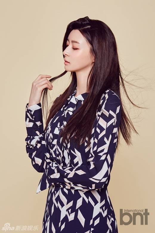 新浪娱乐讯 韩国女团hello venus成员nara拍摄了一组时尚写真.