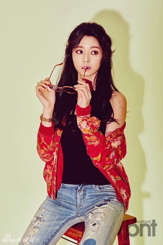 新浪娱乐讯 韩国女团hello venus成员nara拍摄了一组时尚写真.