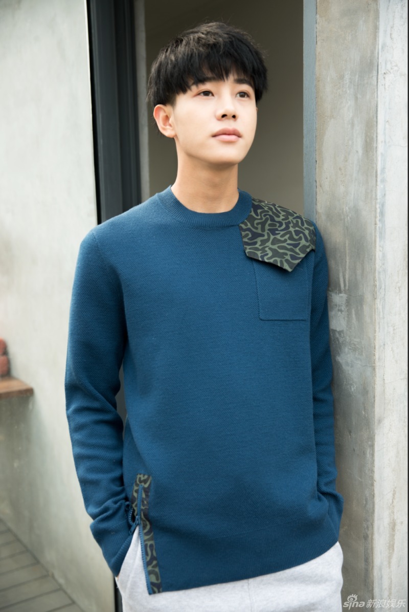 刘剑羽曝最新街拍 尽显忧郁气质魅力全开