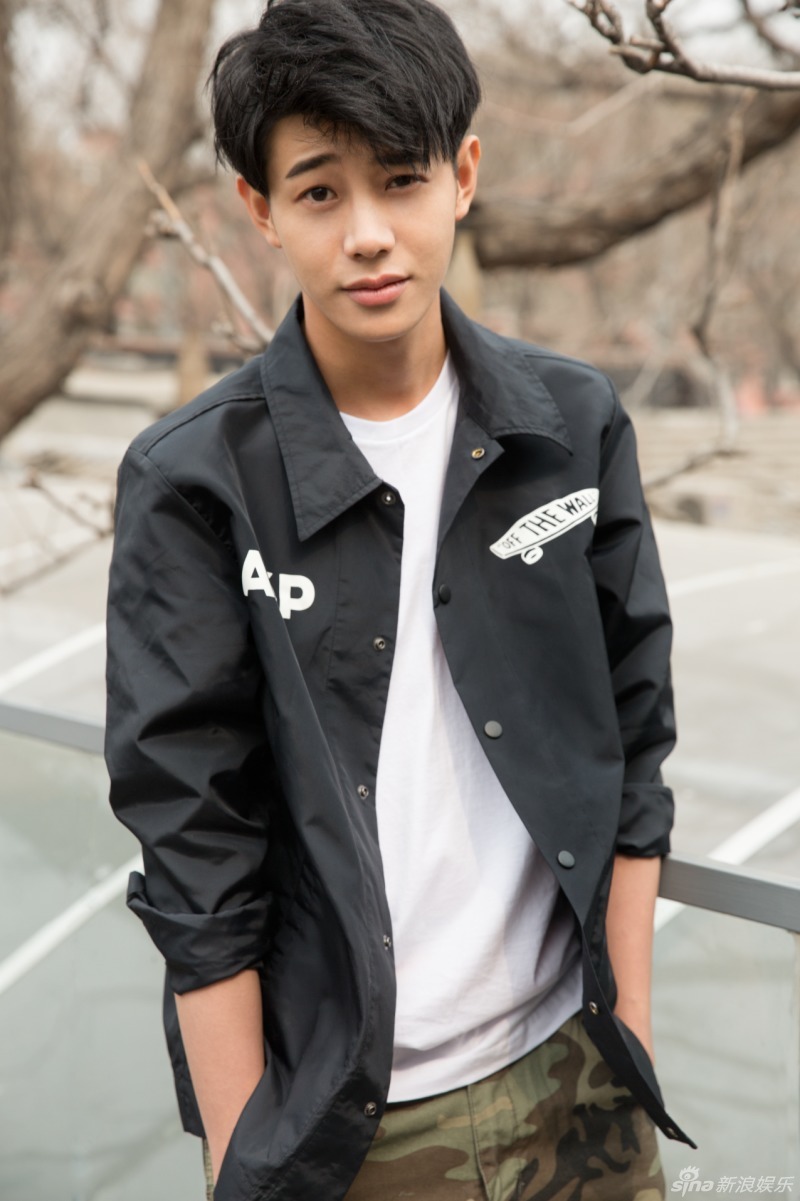 刘剑羽曝最新街拍 尽显忧郁气质魅力全开