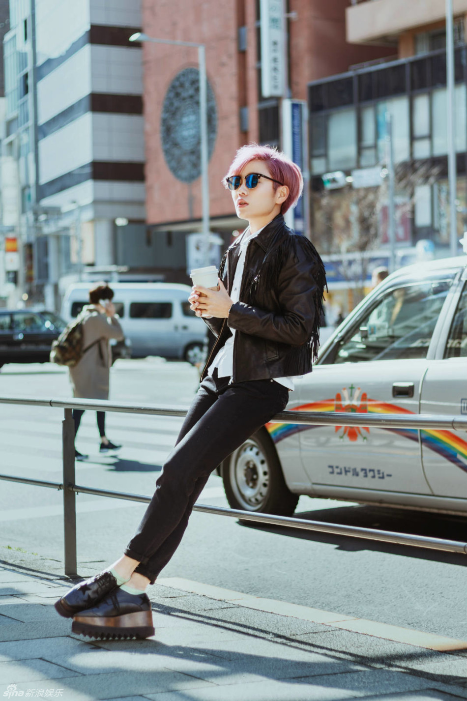 新浪娱乐讯 歌手许飞最新曝光一组写真,在镜头中,许飞时而身穿黑色