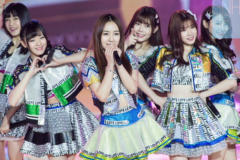 15 14:20:34 1 / 5 新浪娱乐讯 女子团体snh48日前出席某活动,现场