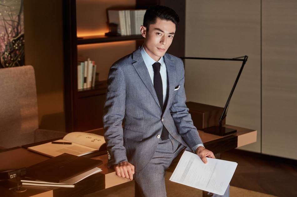 组图:霍建华帅气亮相活动 灰色西装潇洒利落