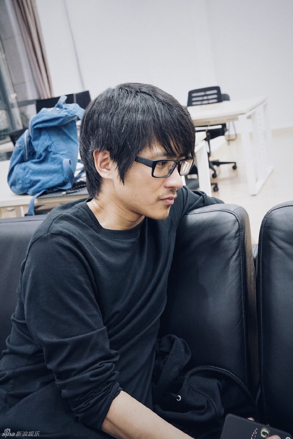 韩寒剪短发变帅气撞脸谢霆锋