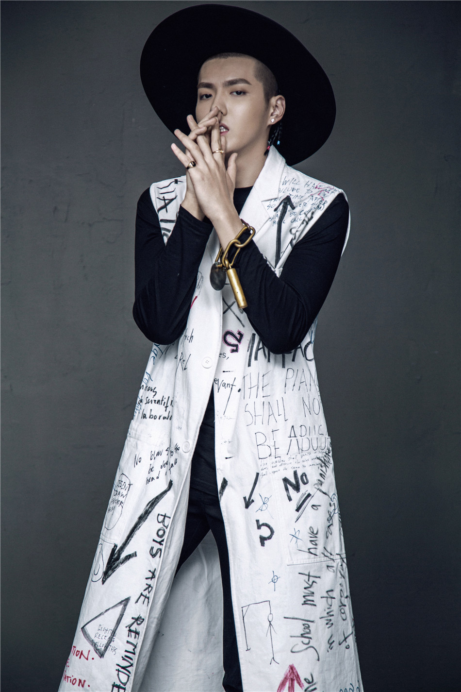 组图:吴亦凡最新大片 休闲装扮彰显嘻哈魅力