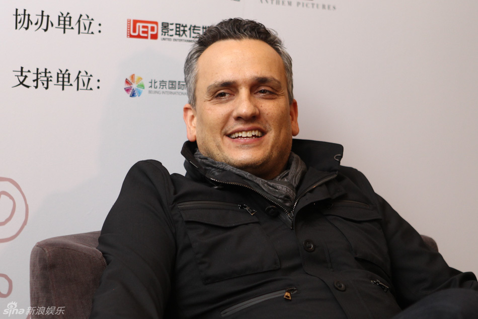 组图:《美队3》导演乔罗素对话新浪娱乐