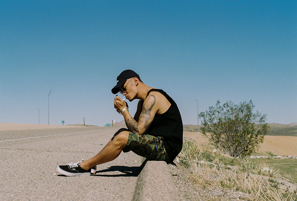 组图:张志明上身!余文乐公路大片抽烟撩妹_高清图集_新浪网