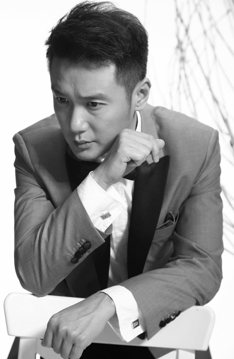 组图:巩峥时尚写真 黑白大片展儒雅绅士气质