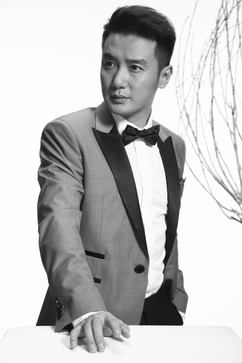 组图:巩峥时尚写真 黑白大片展儒雅绅士气质