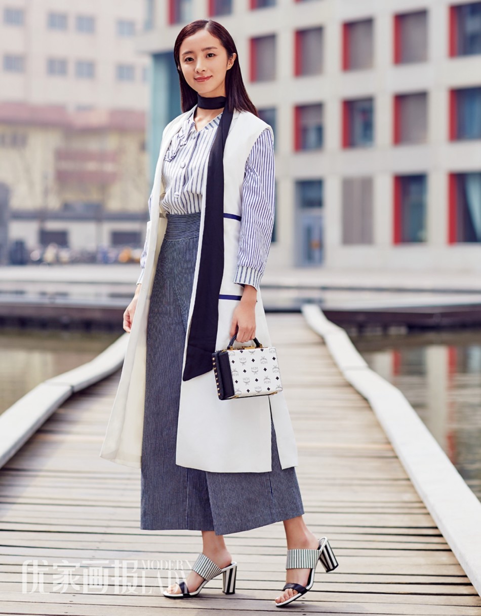 组图:胡冰卿时尚街拍 演绎灵动清丽