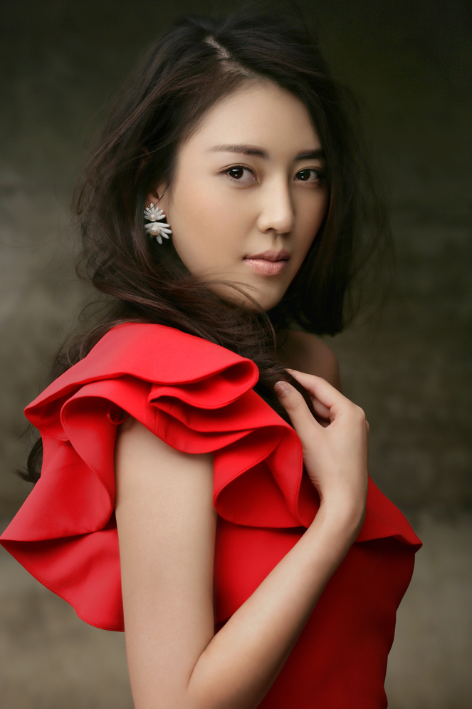 新浪娱乐讯 近日,黎一萱曝光一组大片,红裙烈焰,贵气奢华与时尚灵秀