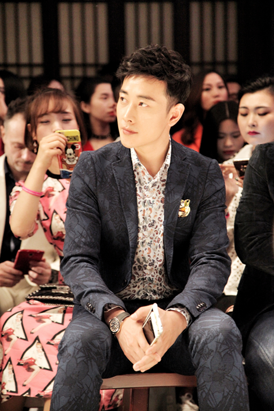 组图:罗晋暗纹西装配花衬衣 彰显时尚绅士风采