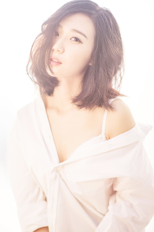 组图:穆乐恩曝白衬衫写真 眼神澄澈小露性感
