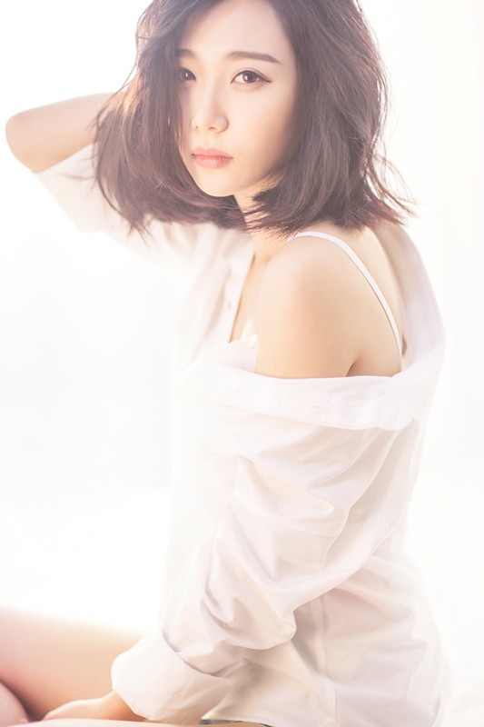 组图:穆乐恩曝白衬衫写真 眼神澄澈小露性感