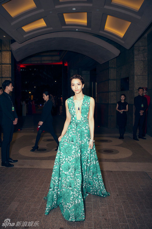 组图:宋芸桦突破尺度 中门大开秀性感_高清图集_新浪网