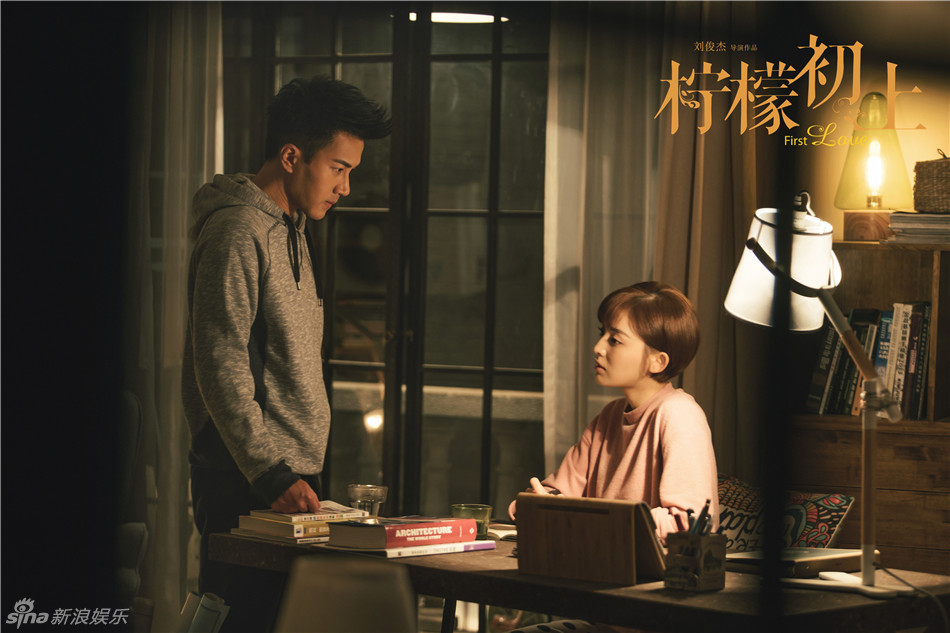 新浪娱乐讯 《柠檬初上》曝一组暖心版海报,微光笼罩之下的三人笑容