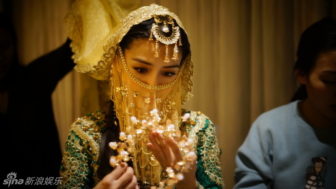 22 15:14:22 1 / 6 新浪娱乐讯 今日,杨颖(angelababy)工作室再放美照