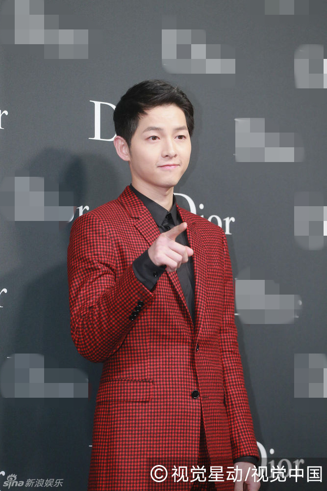 组图:宋仲基红黑西装亮相 笑容满面绅士范儿_高清图集_新浪网