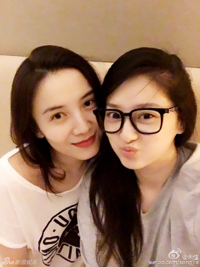 宋佳深夜晒迷离红唇照 妩媚撩发称作妖