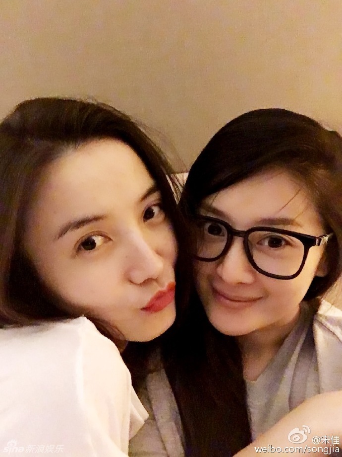 宋佳深夜晒迷离红唇照 妩媚撩发称作妖