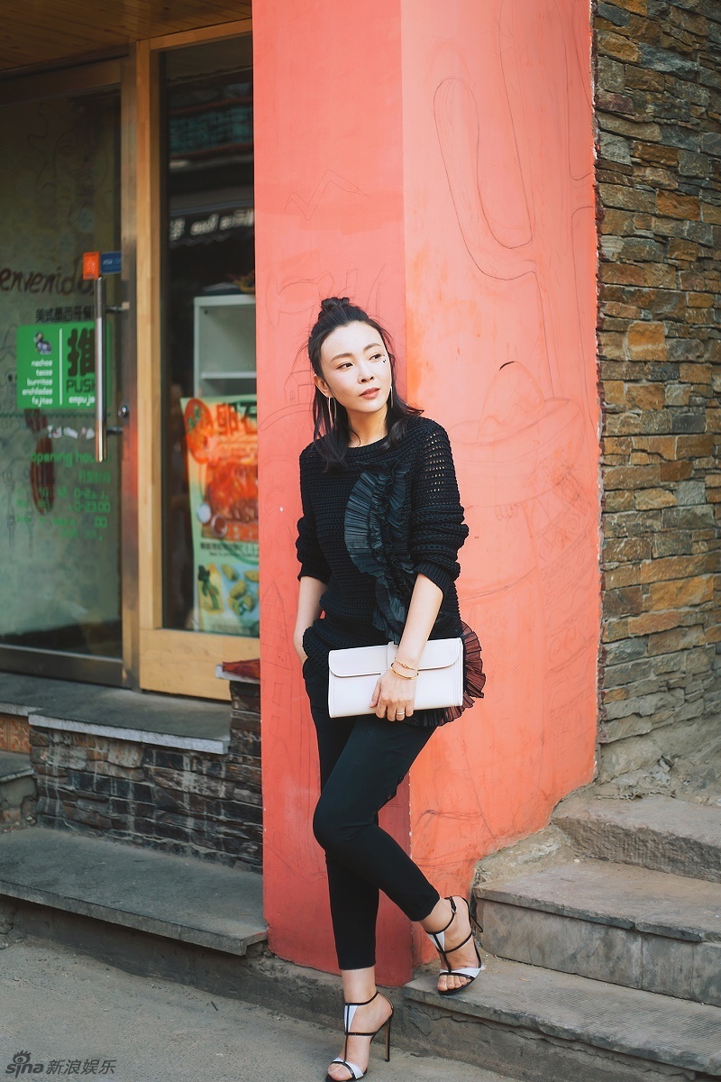 刘威葳随性街拍look 半丸子头清新十足