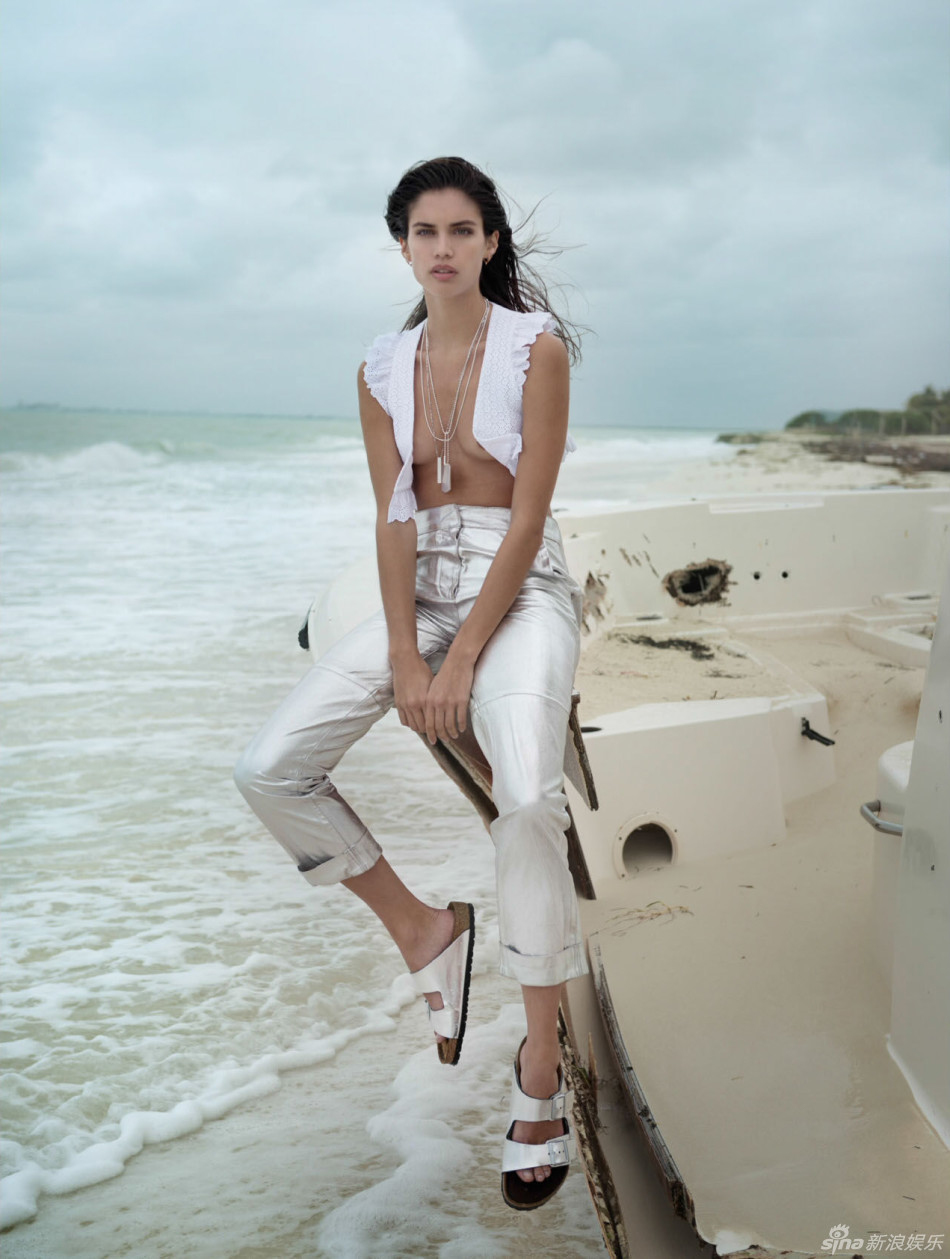组图:维密天使萨拉海滩拍大片 性感索吻厚嘴唇_高清图集_新浪网