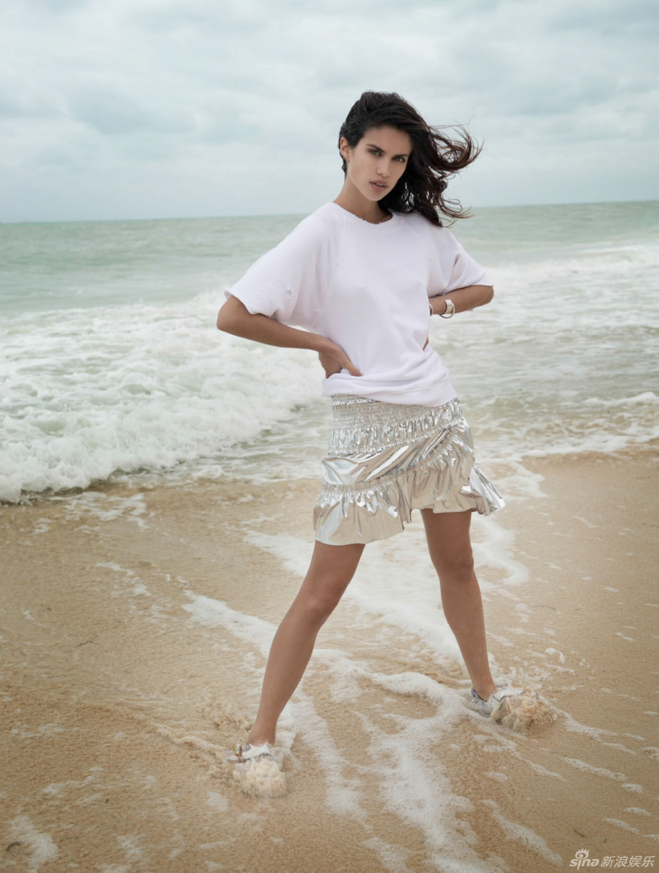 组图:维密天使萨拉海滩拍大片 性感索吻厚嘴唇_高清图集_新浪网