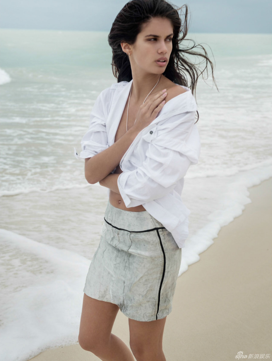 组图:维密天使萨拉海滩拍大片 性感索吻厚嘴唇_高清图集_新浪网