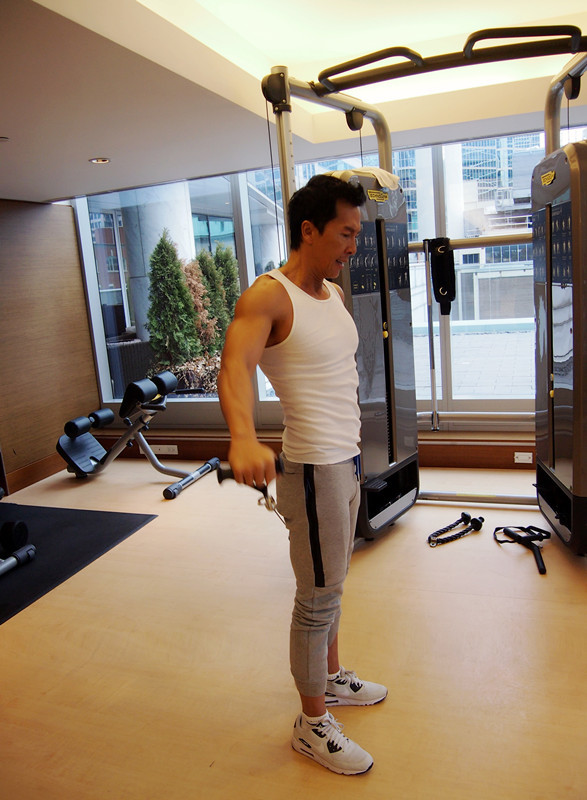 组图:甄子丹拍戏不忘健身 荷尔蒙爆棚_高清图集_新浪网