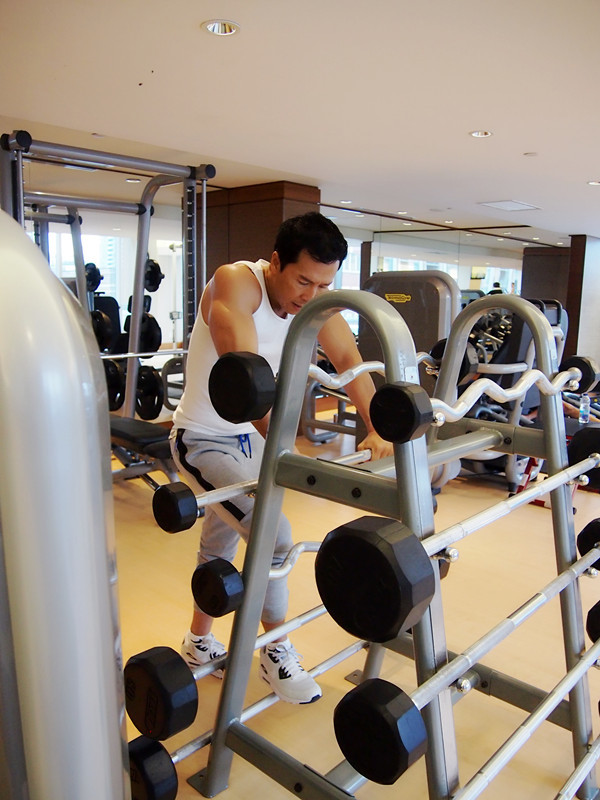 组图:甄子丹拍戏不忘健身 荷尔蒙爆棚_高清图集_新浪网