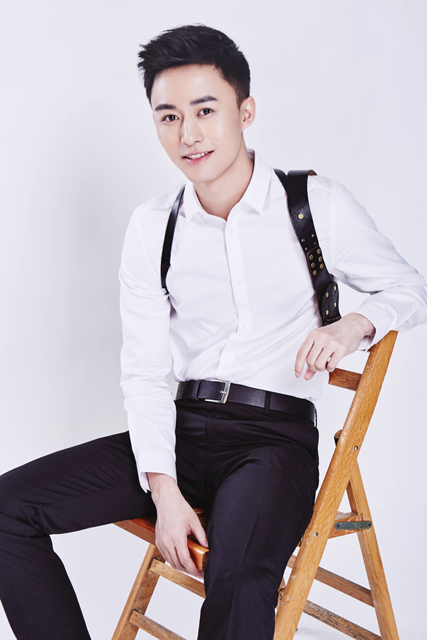 28 10:27:11 1 / 5 新浪娱乐讯 近日,90后新晋演员付嘉曝光了一组白衣