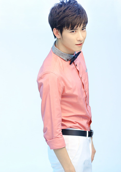 新浪娱乐讯 近日,吴泽昊曝光一组时尚写真,照片中,吴昊泽身着粉色衬衫