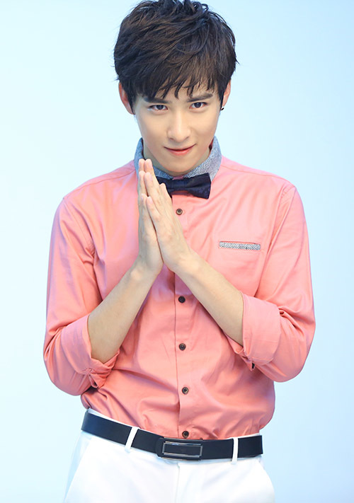 新浪娱乐讯 近日,吴泽昊曝光一组时尚写真,照片中,吴昊泽身着粉色衬衫