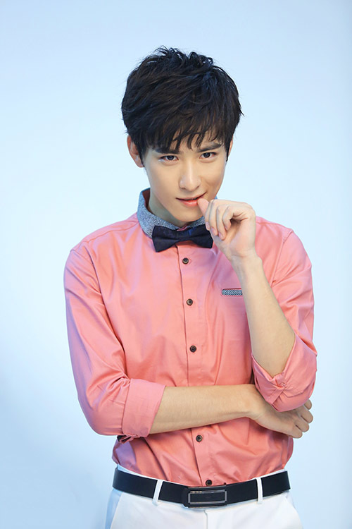 新浪娱乐讯 近日,吴泽昊曝光一组时尚写真,照片中,吴昊泽身着粉色衬衫