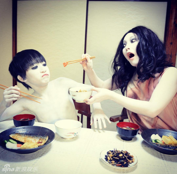 吓哭了!女鬼伽椰子和儿子的温馨日常