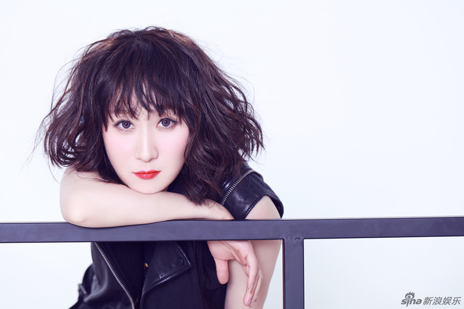 宋思嘉妩媚十足