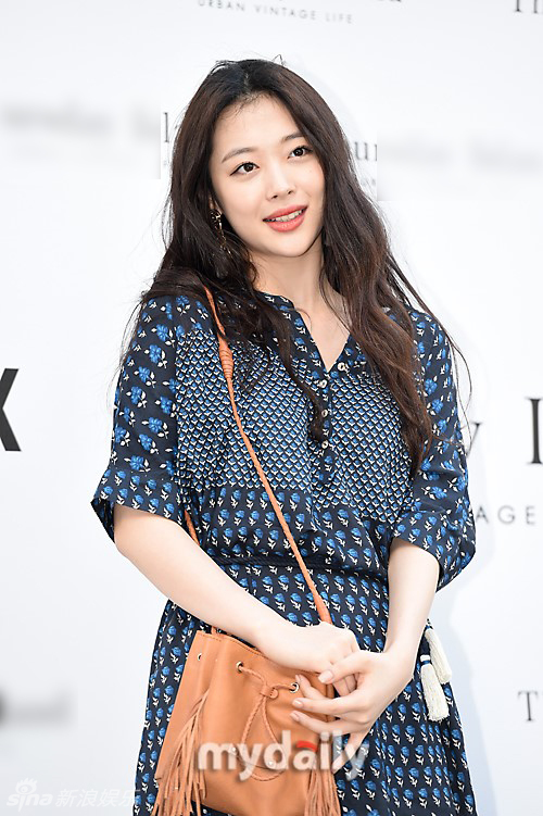 组图:韩星雪莉亮相活动 热恋甜蜜笑脸盈盈