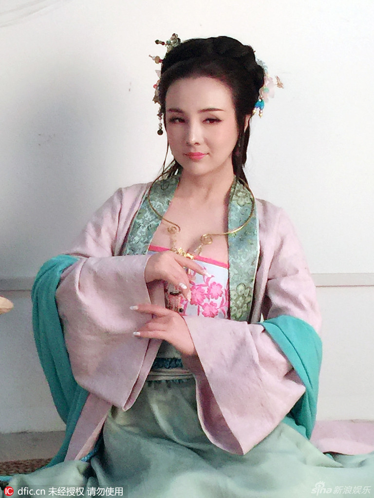 干露露潘金莲造型丰乳肤白拼命挤乳沟