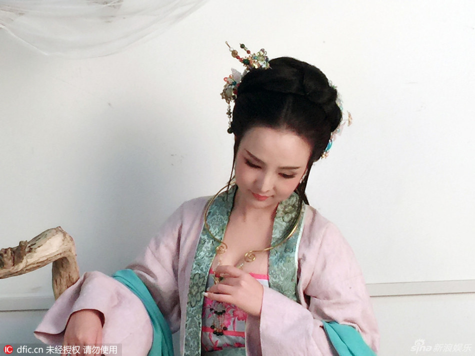 组图:干露露潘金莲造型丰乳肤白 拼命挤乳沟_高清图集_新浪网